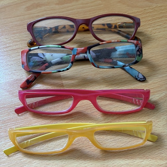 4 pairs of reading glasses - Picture 2 of 3